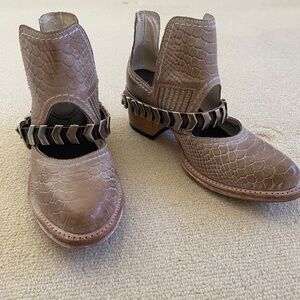 Freebird Blade Bootie Taupe Croc